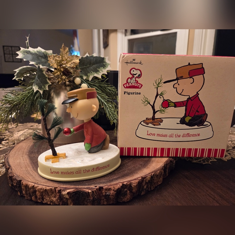 PEANUTS Hallmark Figurine - 2011 "Love Makes All The Difference"